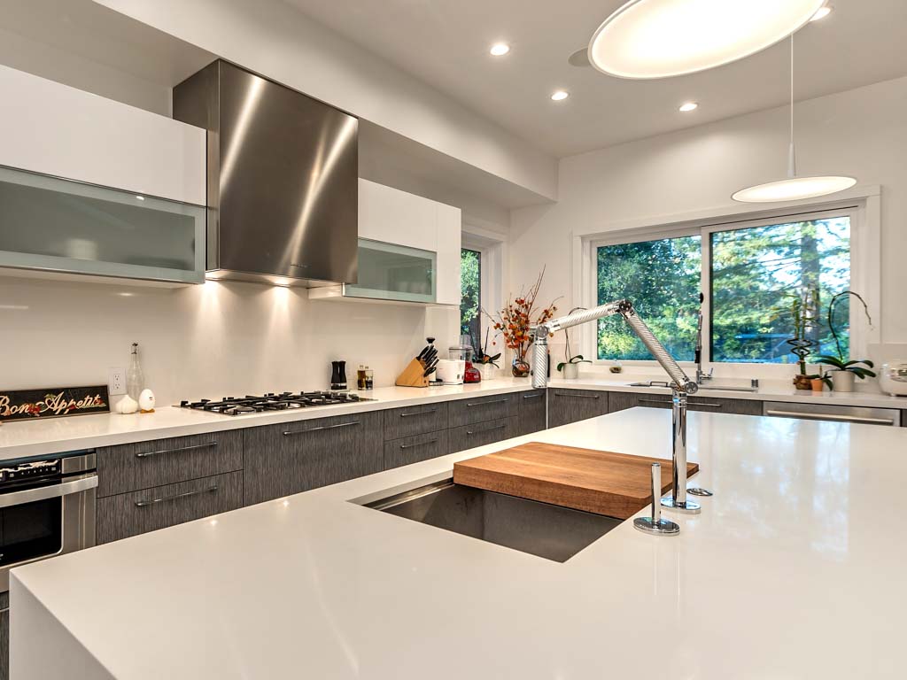 white quartz kitchen countertop